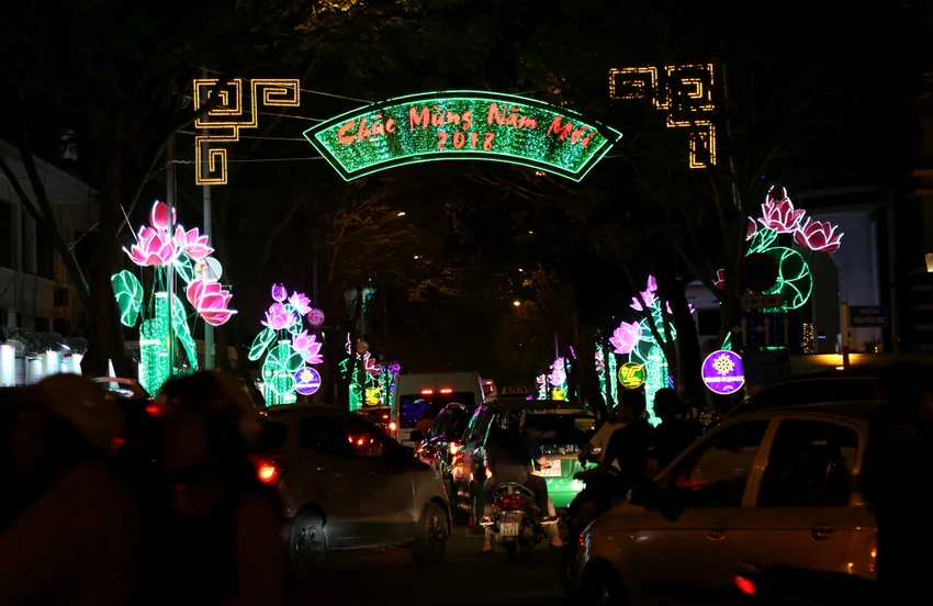 Chùm ảnh: TP.HCM rực rỡ chào đón năm mới 2018 ảnh 6 Chùm ảnh: TP.HCM rực rỡ chào đón năm mới 2018 ảnh 6