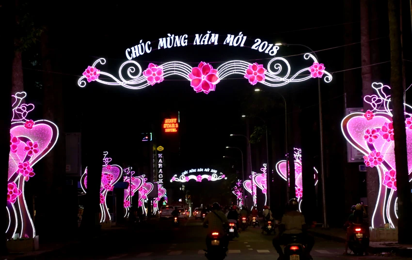 Chùm ảnh: TP.HCM rực rỡ chào đón năm mới 2018 ảnh 7 Chùm ảnh: TP.HCM rực rỡ chào đón năm mới 2018 ảnh 7