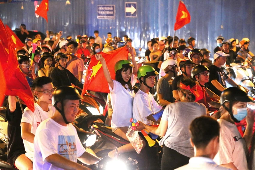 Biển người ăn mừng chiến thắng của Olympic VN ảnh 8 Biển người ăn mừng chiến thắng của Olympic VN ảnh 8