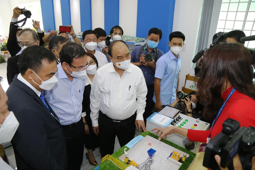 Chủ tịch nước Nguyễn Xuân Phúc tham quan phòng trưng bày sản phẩm nông nghiệp công nghệ cao tại Khu Nông nghiệp công nghệ cao TP.HCM (huyện Củ Chi).