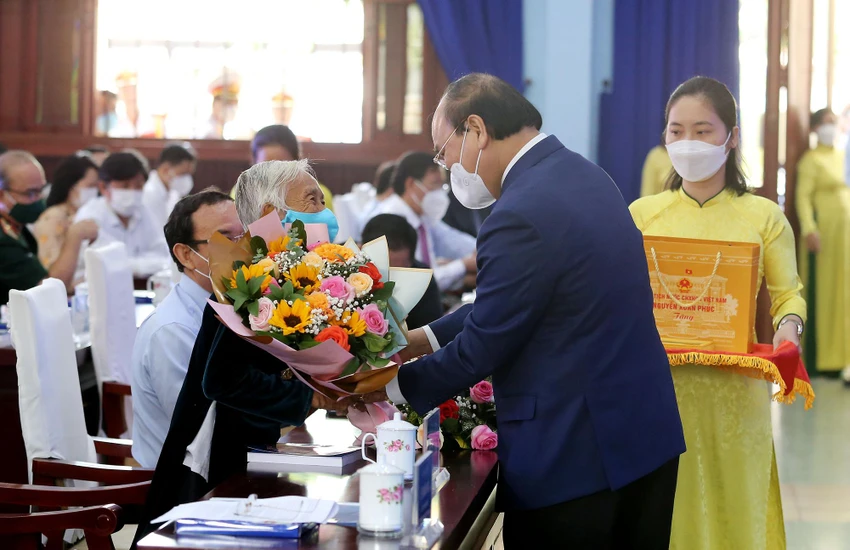 Chủ tịch nước Nguyễn Xuân Phúc tặng quà cho các mẹ Việt Nam Anh Hùng.