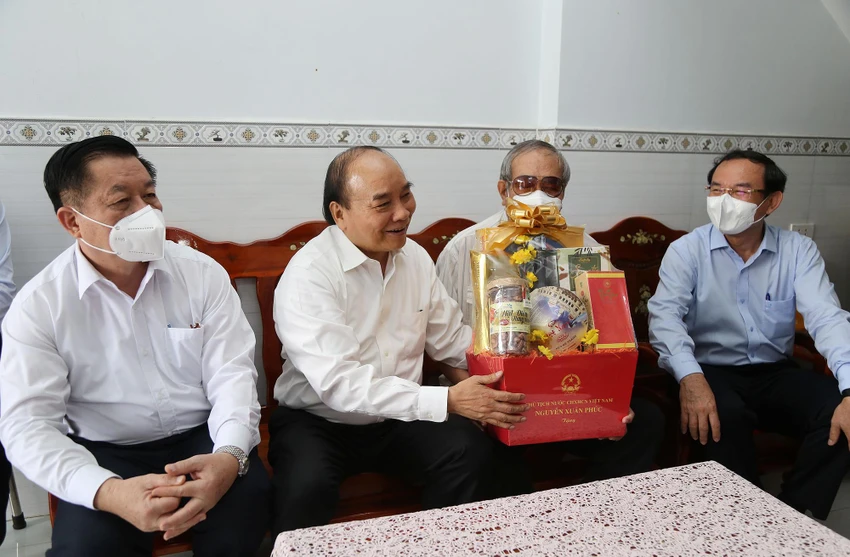 Sau đó, đoàn công tác đã ghé thăm hỏi, tặng quà cho các gia đình chính sách trên địa bàn huyện Hóc Môn nhân kỷ niệm 47 năm Ngày Giải phóng hoàn toàn miền Nam, thống nhất đất nước (30-4-1975 - 30-4-2022).