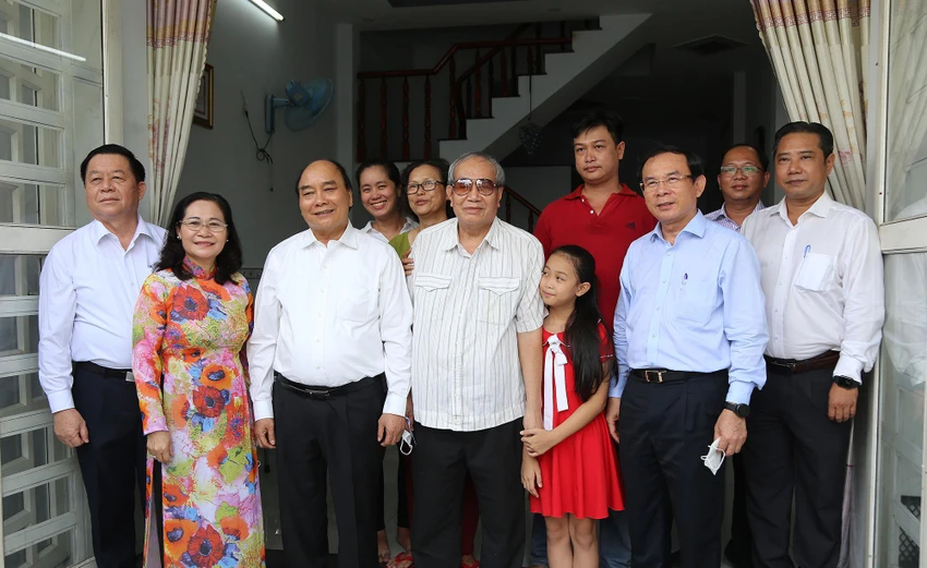 Chủ tịch nước Nguyễn Xuân Phúc và Bí thư Thành ủy TP.HCM Nguyễn Văn Nên chụp ảnh cùng gia đình chính sách tại huyện Hóc Môn.