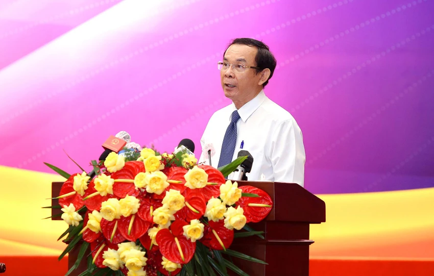 Phát biểu khai mạc tại hội nghị, Bí thư Thành ủy TP.HCM Nguyễn Văn Nên, cho biết Hội nghị xúc tiến đầu tư vào hai huyện Hóc Môn và huyện Củ Chi năm 2022 được tổ chức với mục tiêu quảng bá hình ảnh địa phương, giới thiệu các dự án, chính sách thu hút đầu tư, khẳng định lợi thế về địa lý, nguồn nhân lực... của hai huyện. Việc này góp phần khai phá tiềm năng phát triển khu vực Tây Bắc TP.HCM trở thành khu đô thị sinh thái, phát triển công nghệ cao, nông nghiệp ứng dụng công nghệ cao và dịch vụ hướng tới hình thành "Đô thị hiện đại và sinh thái" trong tương lai. Phát biểu khai mạc tại hội nghị, Bí thư Thành ủy TP.HCM Nguyễn Văn Nên, cho biết Hội nghị xúc tiến đầu tư vào hai huyện Hóc Môn và huyện Củ Chi năm 2022 được tổ chức với mục tiêu quảng bá hình ảnh địa phương, giới thiệu các dự án, chính sách thu hút đầu tư, khẳng định lợi thế về địa lý, nguồn nhân lực... của hai huyện. Việc này góp phần khai phá tiềm năng phát triển khu vực Tây Bắc TP.HCM trở thành khu đô thị sinh thái, phát triển công nghệ cao, nông nghiệp ứng dụng công nghệ cao và dịch vụ hướng tới hình thành "Đô thị hiện đại và sinh thái" trong tương lai.