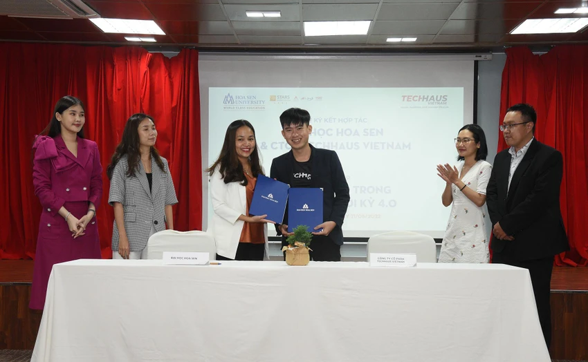 Lễ ký kết thỏa thuận hợp tác chiến lược giữa Công ty Cổ phần Techhaus Vietnam và Trường Đại học Hoa Sen. Ảnh: HT Lễ ký kết thỏa thuận hợp tác chiến lược giữa Công ty Cổ phần Techhaus Vietnam và Trường Đại học Hoa Sen. Ảnh: HT