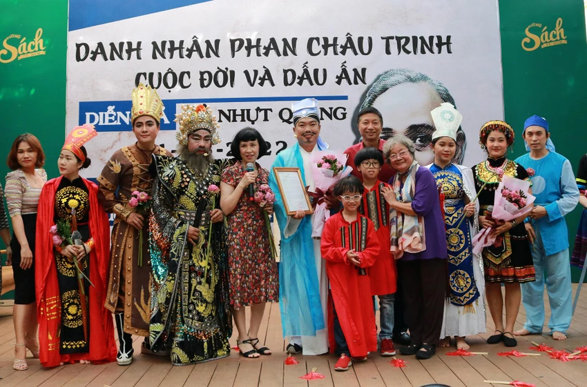 Các nghệ sỹ chụp ảnh lưu niệm cùng gia đình cụ Phan Châu Trinh và khán giả. Ảnh: N.Q Các nghệ sỹ chụp ảnh lưu niệm cùng gia đình cụ Phan Châu Trinh và khán giả. Ảnh: N.Q