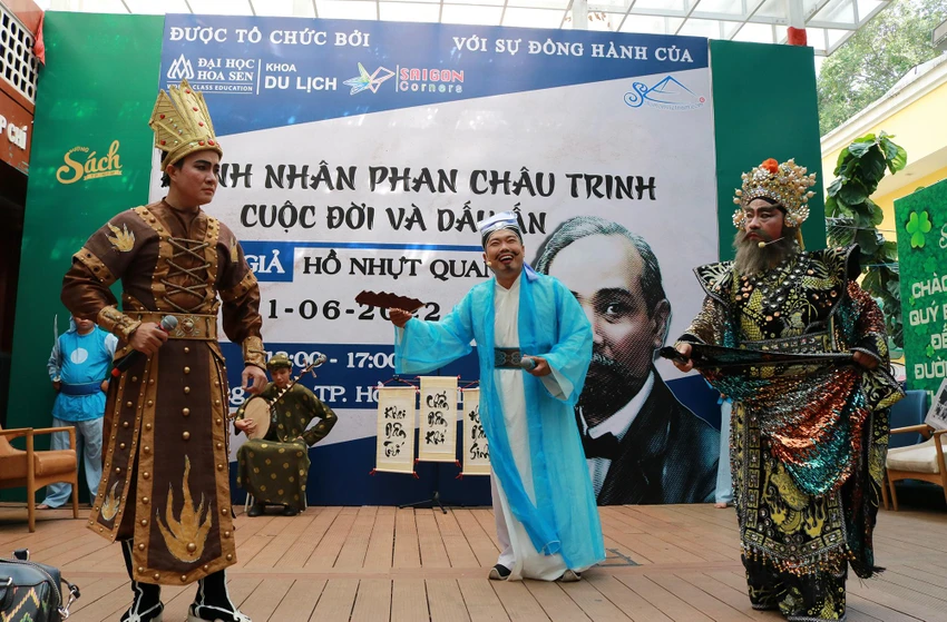 Trích đoạn Trưng Vương bình ngũ lãnh do các nghệ sỹ Lý Trung Tín (vai Thi Sách), Minh Hòa (vai Thái thú Tô Định) và Nhựt Quang (vai Ưng Trành) trình diễn. Ảnh: N.Q Trích đoạn Trưng Vương bình ngũ lãnh do các nghệ sỹ Lý Trung Tín (vai Thi Sách), Minh Hòa (vai Thái thú Tô Định) và Nhựt Quang (vai Ưng Trành) trình diễn. Ảnh: N.Q