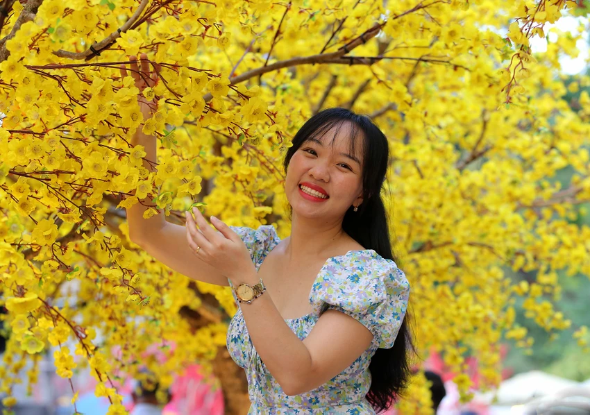 chen chân chụp ảnh mai vàng ở tphcm (11).JPG