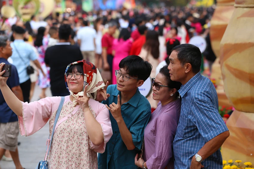 Người dân mọi miền rộn ràng đón Tết Nguyên đán Ất Tỵ 2025