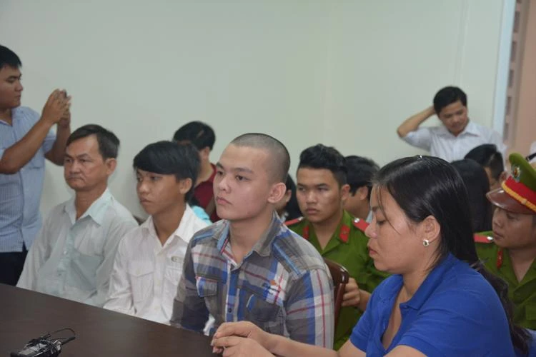 Hai bị cáo tại phiên tòa