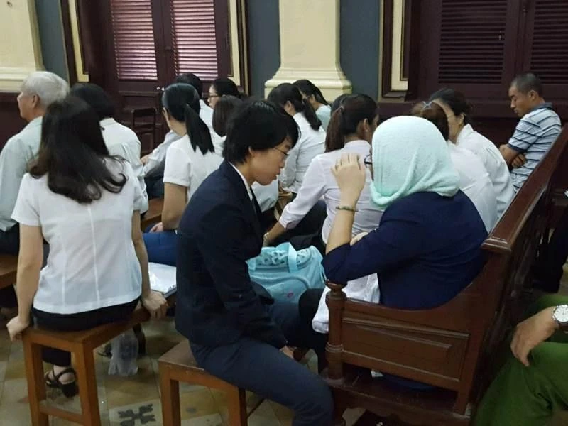 Tòa rối vì nữ bị cáo lại ẵm con mới sinh vào phòng xử ảnh 1 Tòa rối vì nữ bị cáo lại ẵm con mới sinh vào phòng xử ảnh 1