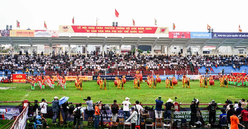 hang-nghin-du-khach-xem-le-hoi-choi-trau-do-son-2024-9-7914.jpg