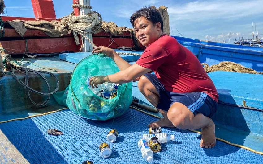 Ngư dân đưa rác về bờ