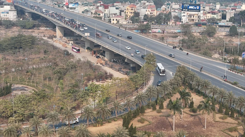 Đoàn xe của Đội tuyển bóng đá Việt Nam qua cầu Nhật Tân.