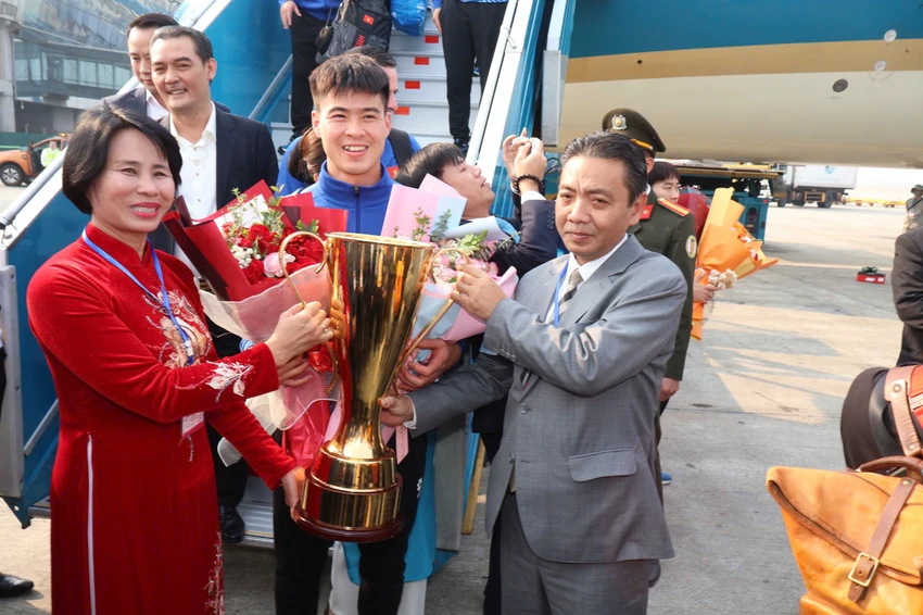 Ông Hoàng Đạo Cương - Thứ trưởng Bộ VH-TT&DL, bà Lê Thị Hoàng Yến - phó Cục trưởng Cục TDTT cùng nâng cúp vàng.