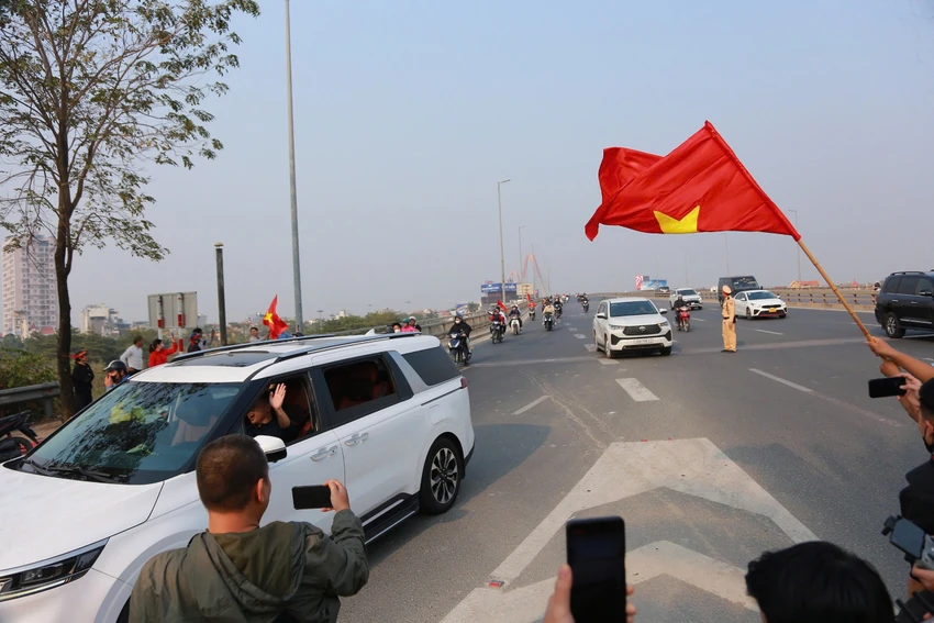 Người hâm mộ chờ đón đoàn xe trên cầu Nhật Tân