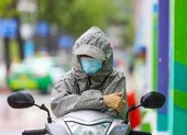 Phụ huynh mỗi người một góc, dầm mưa đợi con thi tốt nghiệp