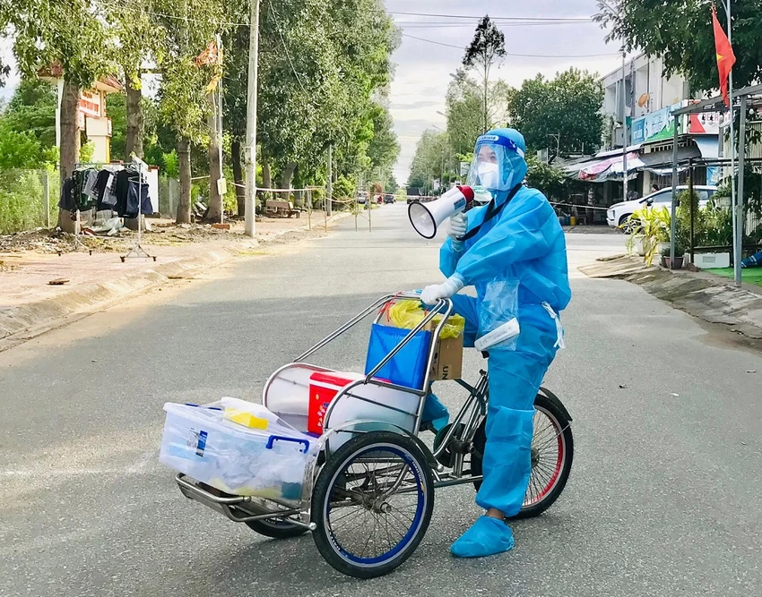 Tận dụng xe lăn, xích lô, xe bán chuối nướng, sữa đậu nành,... để lấy mẫu ảnh 4 Tận dụng xe lăn, xích lô, xe bán chuối nướng, sữa đậu nành,... để lấy mẫu ảnh 4