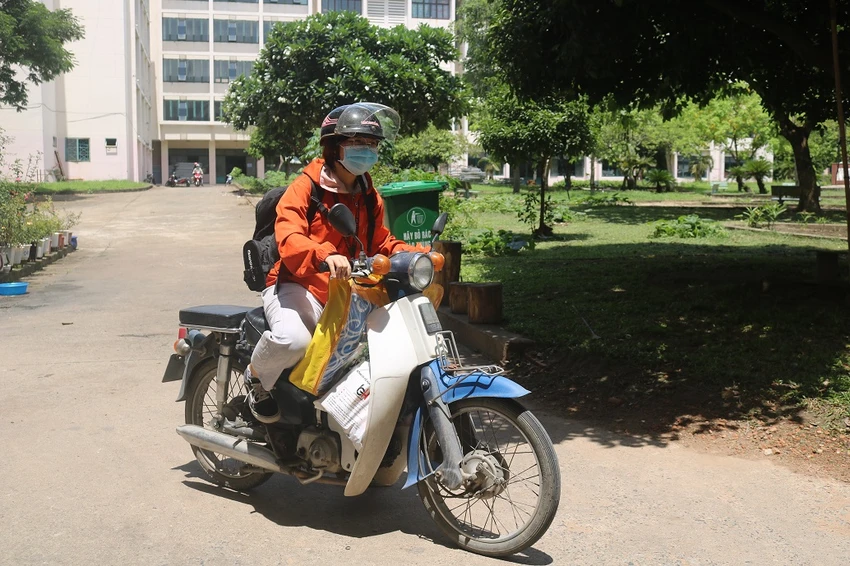 Sinh viên nôn nao trở lại ký túc xá để... lấy đồ ảnh 1