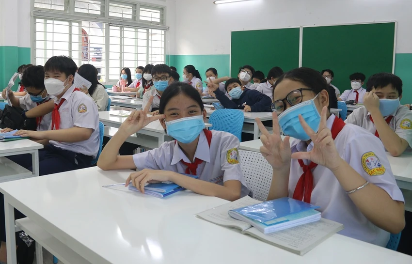 Hàng trăm ngàn học sinh tại TP.HCM vui vẻ trở lại trường ảnh 23 Hàng trăm ngàn học sinh tại TP.HCM vui vẻ trở lại trường ảnh 23