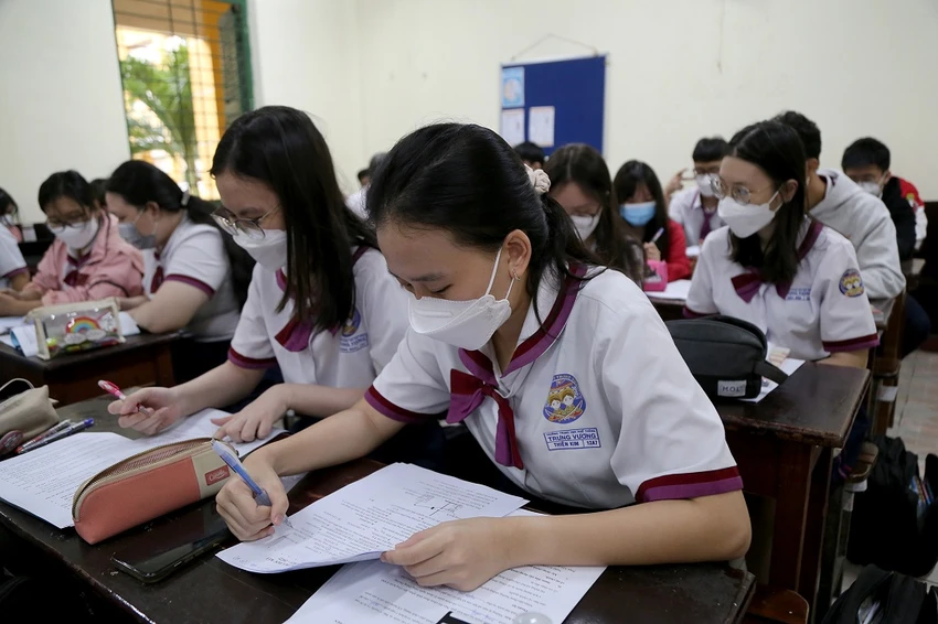 Hàng trăm ngàn học sinh tại TP.HCM vui vẻ trở lại trường ảnh 17 Hàng trăm ngàn học sinh tại TP.HCM vui vẻ trở lại trường ảnh 17