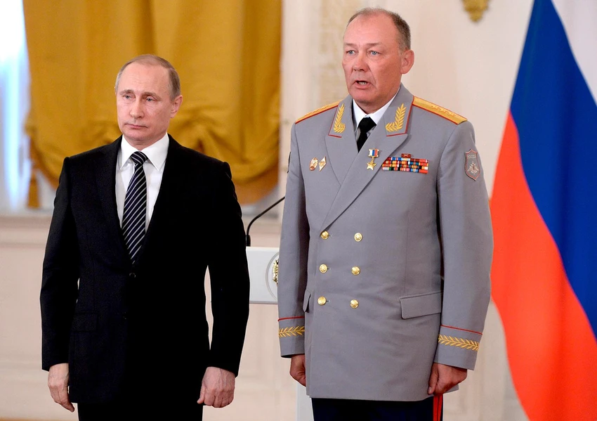 Tổng thống Nga Vladimir Putin (trái) và Tướng Alexander Dvornikov. Ảnh: AP Tổng thống Nga Vladimir Putin (trái) và Tướng Alexander Dvornikov. Ảnh: AP