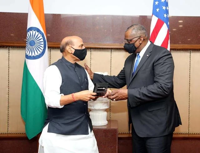 Bộ trưởng Quốc phòng Mỹ Lloyd Austin (phải) và người đồng cấp Ấn Độ Rajnath Singh. Ảnh: TWITTER