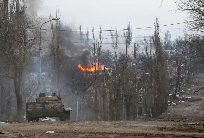 Xe bọc thép của quân đội Nga đang di chuyển trên đường phố Mariupol, Ukraine ngày 11-4. Ảnh: REUTERS Xe bọc thép của quân đội Nga đang di chuyển trên đường phố Mariupol, Ukraine ngày 11-4. Ảnh: REUTERS