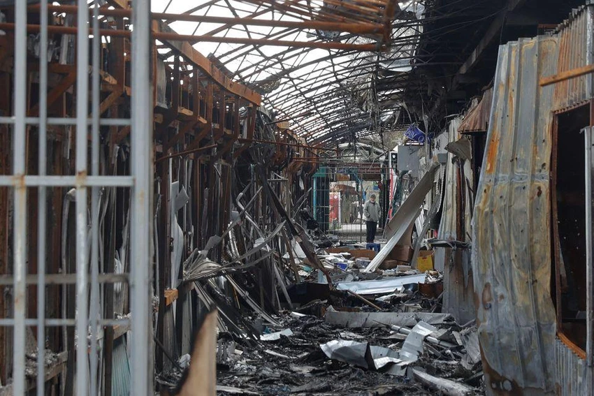 Khung cảnh hoang tàn sau một cuộc oanh tạc của quân đội Nga ở Sievierodonetsk ngày 16-4. Ảnh: REUTERS Khung cảnh hoang tàn sau một cuộc oanh tạc của quân đội Nga ở Sievierodonetsk ngày 16-4. Ảnh: REUTERS