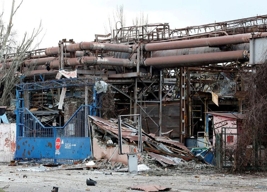 Khung cảnh hoang tàn sau một cuộc oanh tạc của quân đội Nga ở Mariupol ngày 15-4. Ảnh: REUTERS Khung cảnh hoang tàn sau một cuộc oanh tạc của quân đội Nga ở Mariupol ngày 15-4. Ảnh: REUTERS