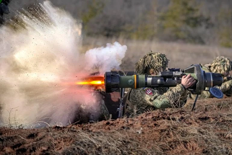 Một quân nhân Ukraine khai hỏa vũ khí chống tăng NLAW trong cuộc tập trận ở vùng Donetsk, miền đông Ukraine, ngày 15-2-2022. Ảnh: AP Một quân nhân Ukraine khai hỏa vũ khí chống tăng NLAW trong cuộc tập trận ở vùng Donetsk, miền đông Ukraine, ngày 15-2-2022. Ảnh: AP