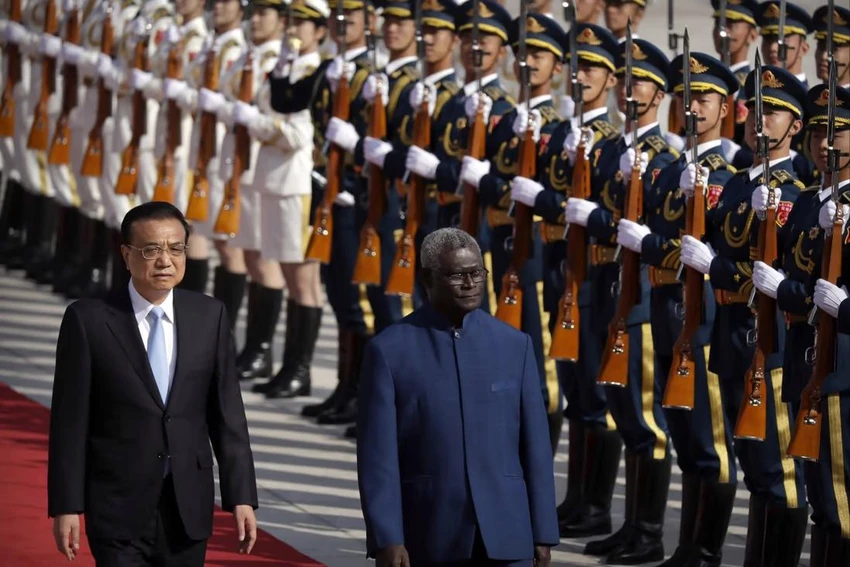Thủ tướng Trung Quốc Lý Khắc Cường (trái) và Thủ tướng Quần đảo Solomon Manasseh Sogavare trong một cuộc gặp hồi năm 2019. Ảnh: AP Thủ tướng Trung Quốc Lý Khắc Cường (trái) và Thủ tướng Quần đảo Solomon Manasseh Sogavare trong một cuộc gặp hồi năm 2019. Ảnh: AP