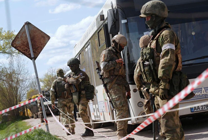 Quân Nga đứng gác bên cạnh một chiếc xe buýt sơ tán người dân ở làng Bezimenne thuộc Vùng Donetsk, Ukraine ngày 1-5-2022. Ảnh: REUTERS Quân Nga đứng gác bên cạnh một chiếc xe buýt sơ tán người dân ở làng Bezimenne thuộc Vùng Donetsk, Ukraine ngày 1-5-2022. Ảnh: REUTERS