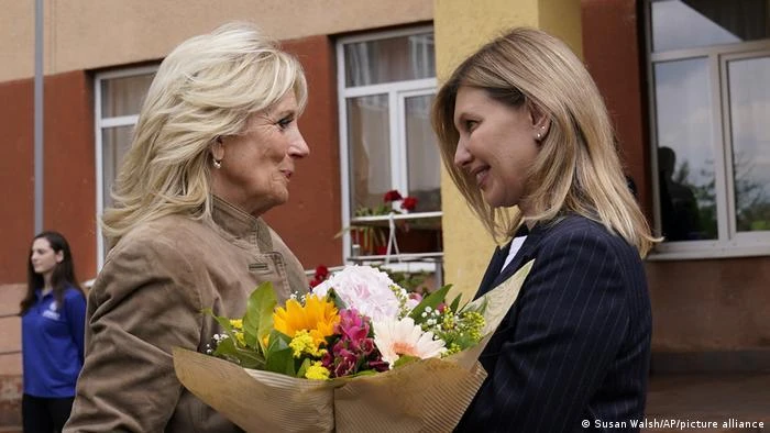 Đệ nhất phu nhân Mỹ Jill Biden gặp bà Olena Zelenska - phu nhân của Tổng thống Ukraine Volodymyr Zelensky tại một trường học ở TP Uzhorod thuộc tỉnh Zakarpattia, miền tây Ukraine ngày 8-5. Ảnh: AP Đệ nhất phu nhân Mỹ Jill Biden gặp bà Olena Zelenska - phu nhân của Tổng thống Ukraine Volodymyr Zelensky tại một trường học ở TP Uzhorod thuộc tỉnh Zakarpattia, miền tây Ukraine ngày 8-5. Ảnh: AP