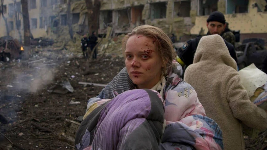 Người dân Ukraine cũng được đề cử cho giải Nobel Hòa bình danh giá năm nay. Trong chiến xung đột Nga-Ukraine, công dân Ukraine là người chịu ảnh hưởng nặng nề nhất. Tuy nhiên, họ vẫn không từ bỏ mong muốn giành lại hòa bình. Nhiều công dân ở mọi độ tuổi, kể cả phụ nữ, đã tình nguyện gia nhập quân đội để chiến đấu chống lại quân Nga, theo tờ Hickory Daily Record. Ảnh: REUTERS