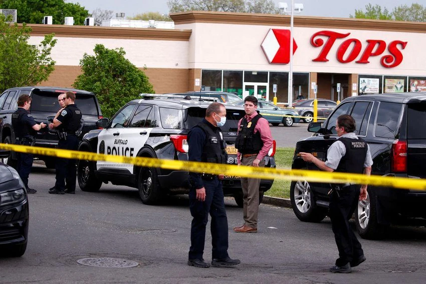 Hiện trường vụ xả súng siêu thị ở TP Buffalo, bang New York (Mỹ) ngày 14-5. Ảnh: REUTERS Hiện trường vụ xả súng siêu thị ở TP Buffalo, bang New York (Mỹ) ngày 14-5. Ảnh: REUTERS