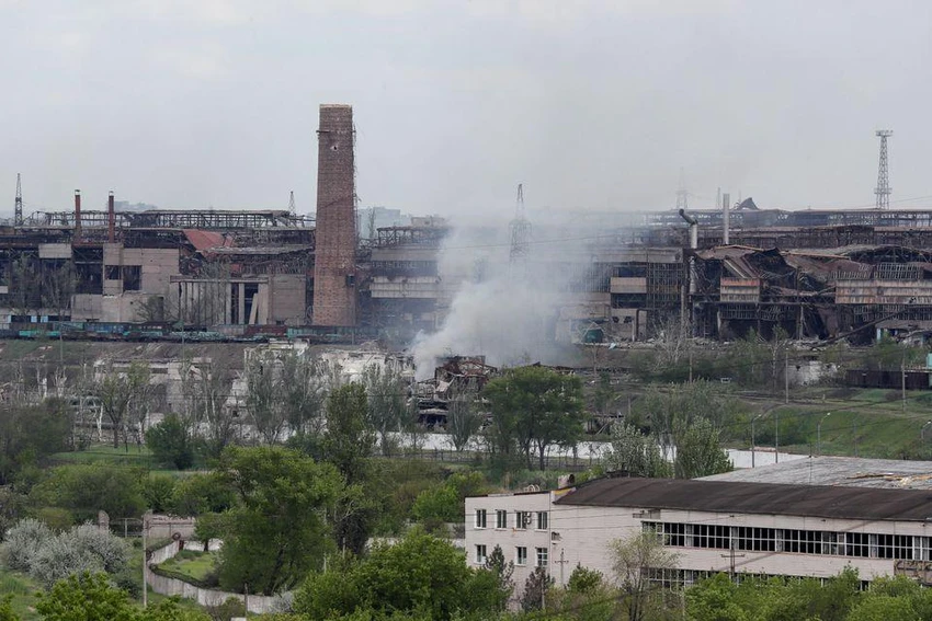 Nhà máy thép Azovstal sau một đợt pháo kích ngày 15-5. Ảnh: REUTERS Nhà máy thép Azovstal sau một đợt pháo kích ngày 15-5. Ảnh: REUTERS