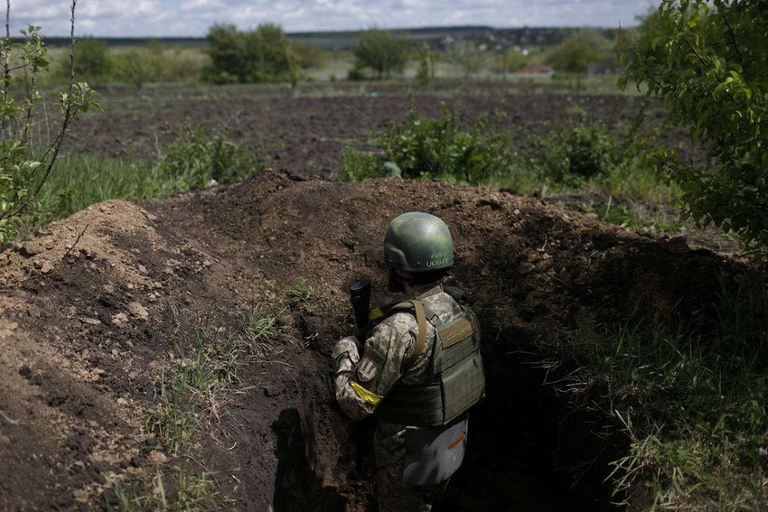 Binh sĩ Ukraine đang làm nhiệm vụ ở tỉnh Kharkiv. Ảnh: REUTERS Binh sĩ Ukraine đang làm nhiệm vụ ở tỉnh Kharkiv. Ảnh: REUTERS