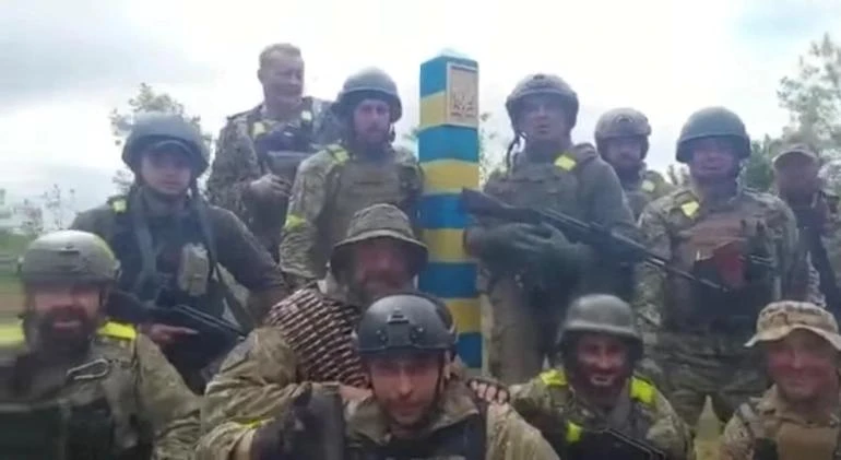 Quân đội Ukraine đứng ở khu vực biên giới Ukraine-Nga thuộc tỉnh Kharkiv ngày 15-5. Ảnh: BỘ QUỐC PHÒNG UKRAINE Quân đội Ukraine đứng ở khu vực biên giới Ukraine-Nga thuộc tỉnh Kharkiv ngày 15-5. Ảnh: BỘ QUỐC PHÒNG UKRAINE