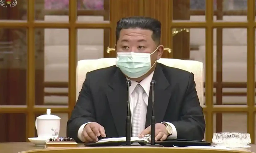 Lãnh đạo Triều Tiên Kim Jong-un đeo khẩu trang phát biểu trong cuộc họp ngày 12-5. Ảnh: AP Lãnh đạo Triều Tiên Kim Jong-un đeo khẩu trang phát biểu trong cuộc họp ngày 12-5. Ảnh: AP
