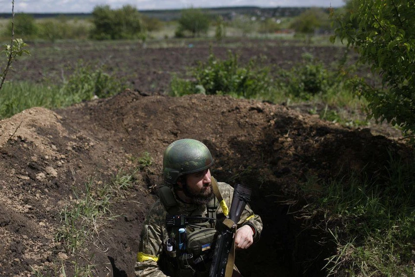 Binh sĩ Ukraine đang làm nhiệm vụ ở tỉnh Kharkiv. Ảnh: REUTERS Binh sĩ Ukraine đang làm nhiệm vụ ở tỉnh Kharkiv. Ảnh: REUTERS
