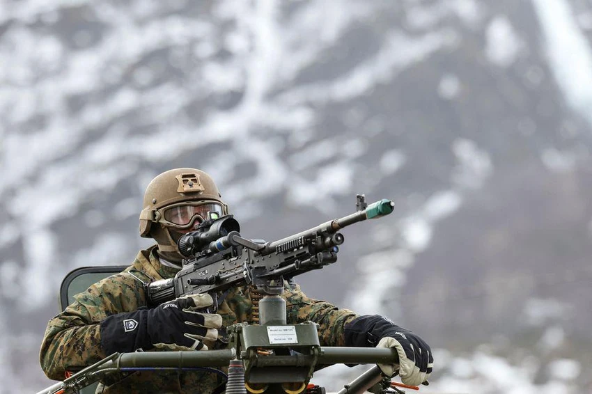 Thủy quân lục chiến Mỹ tham gia cuộc tập trận mang tên "Cold Response 2022" ở Na Uy ngày 22-3. Ảnh: REUTERS Thủy quân lục chiến Mỹ tham gia cuộc tập trận mang tên "Cold Response 2022" ở Na Uy ngày 22-3. Ảnh: REUTERS