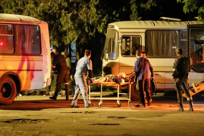 Những binh sĩ bị thương nặng được đưa ra khỏi xe bus bằng cáng. ẢNH: REUTERS Những binh sĩ bị thương nặng được đưa ra khỏi xe bus bằng cáng. ẢNH: REUTERS