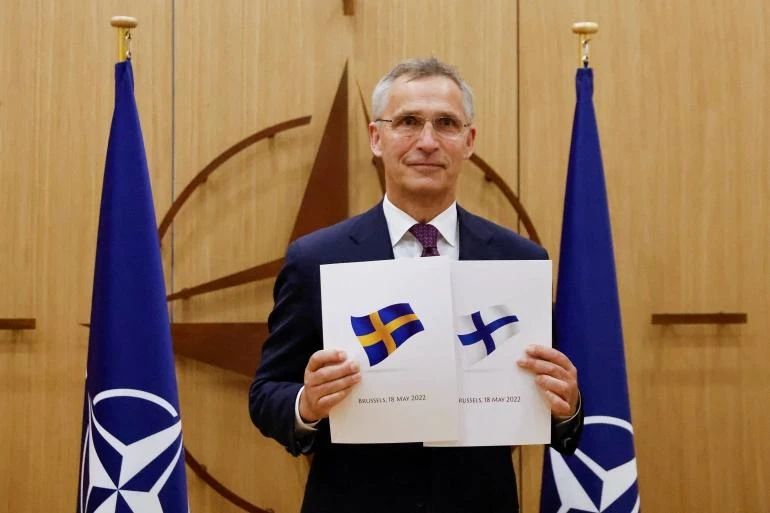 Tổng thư ký NATO Jens Stoltenberg nhận đơn xin gia nhập thành viên của Thụy Điển và Phần Lan tại Brussels (Bỉ) ngày 18-8. Ảnh: REUTERS Tổng thư ký NATO Jens Stoltenberg nhận đơn xin gia nhập thành viên của Thụy Điển và Phần Lan tại Brussels (Bỉ) ngày 18-8. Ảnh: REUTERS