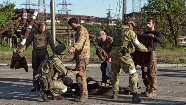 Các binh sĩ Ukraine ở nhà máy thép Azovstal bị lính Nga lục soát trước khi được sơ tán khỏi nhà máy. Ảnh: BỘ QUỐC PHÒNG NGA Các binh sĩ Ukraine ở nhà máy thép Azovstal bị lính Nga lục soát trước khi được sơ tán khỏi nhà máy. Ảnh: BỘ QUỐC PHÒNG NGA