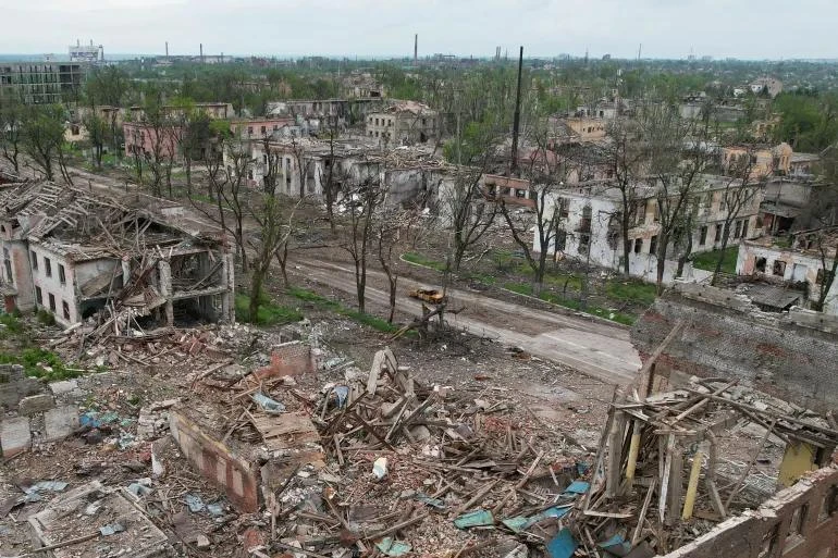Các tòa nhà nằm gần nhà máy thép Azovstal (TP Mariupol, Ukraine) bị phá hủy ngày 22-5. Ảnh: REUTERS