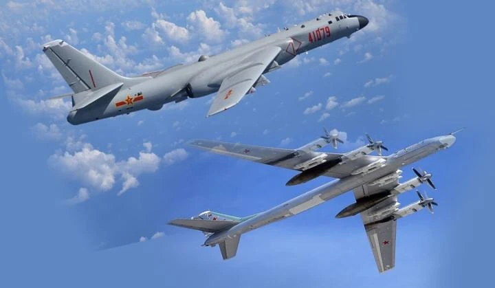Máy bay ném bom H-6 của Trung Quốc (trên) và máy bay ném bom Tu-95 của Nga. Ảnh: SINO Máy bay ném bom H-6 của Trung Quốc (trên) và máy bay ném bom Tu-95 của Nga. Ảnh: SINO