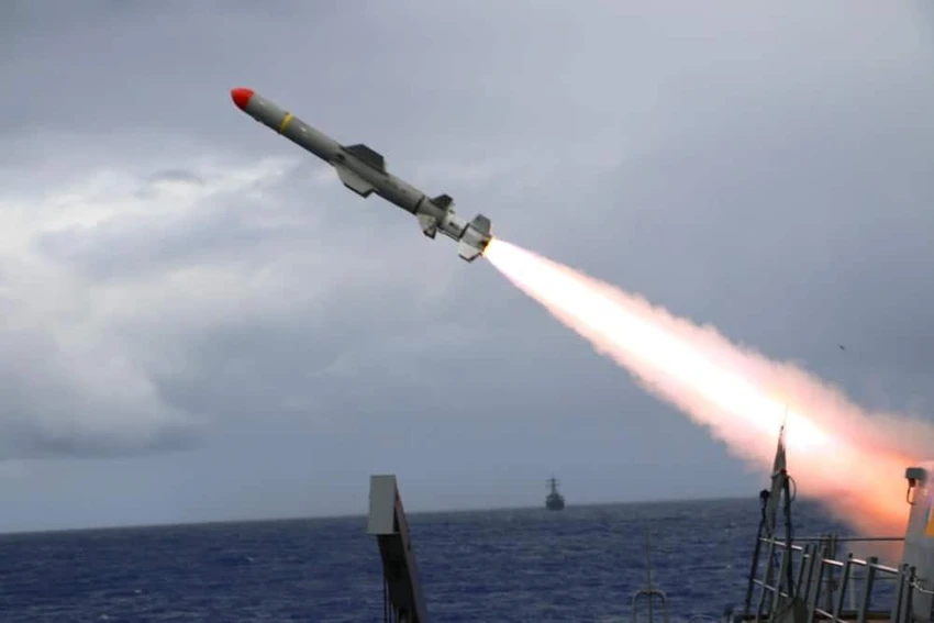 Chiến hạm Mỹ phóng tên lửa Harpoon trong một cuộc tập trận bắn đạn thật. Ảnh: HẢI QUÂN MỸ Chiến hạm Mỹ phóng tên lửa Harpoon trong một cuộc tập trận bắn đạn thật. Ảnh: HẢI QUÂN MỸ