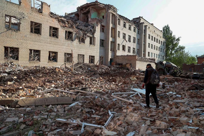 Các tòa nhà ở TP Sievierodonetsk bị hư hại nghiêm trọng. Ảnh: REUTERS