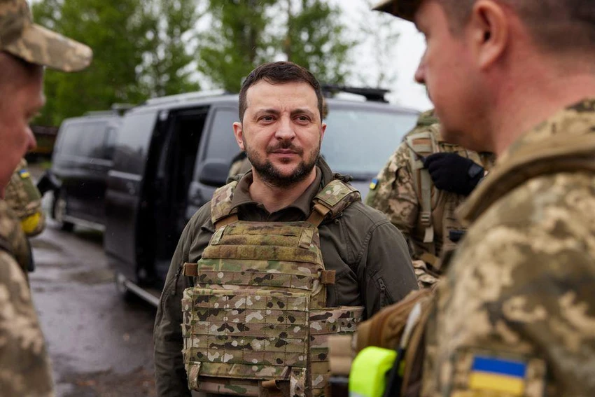 Tổng thống Ukraine - ông Volodymyr Zelensky đến TP Kharkiv vào ngày 29-5 để thăm các quân nhân đang chiến đấu ở đây. Ảnh: REUTERS